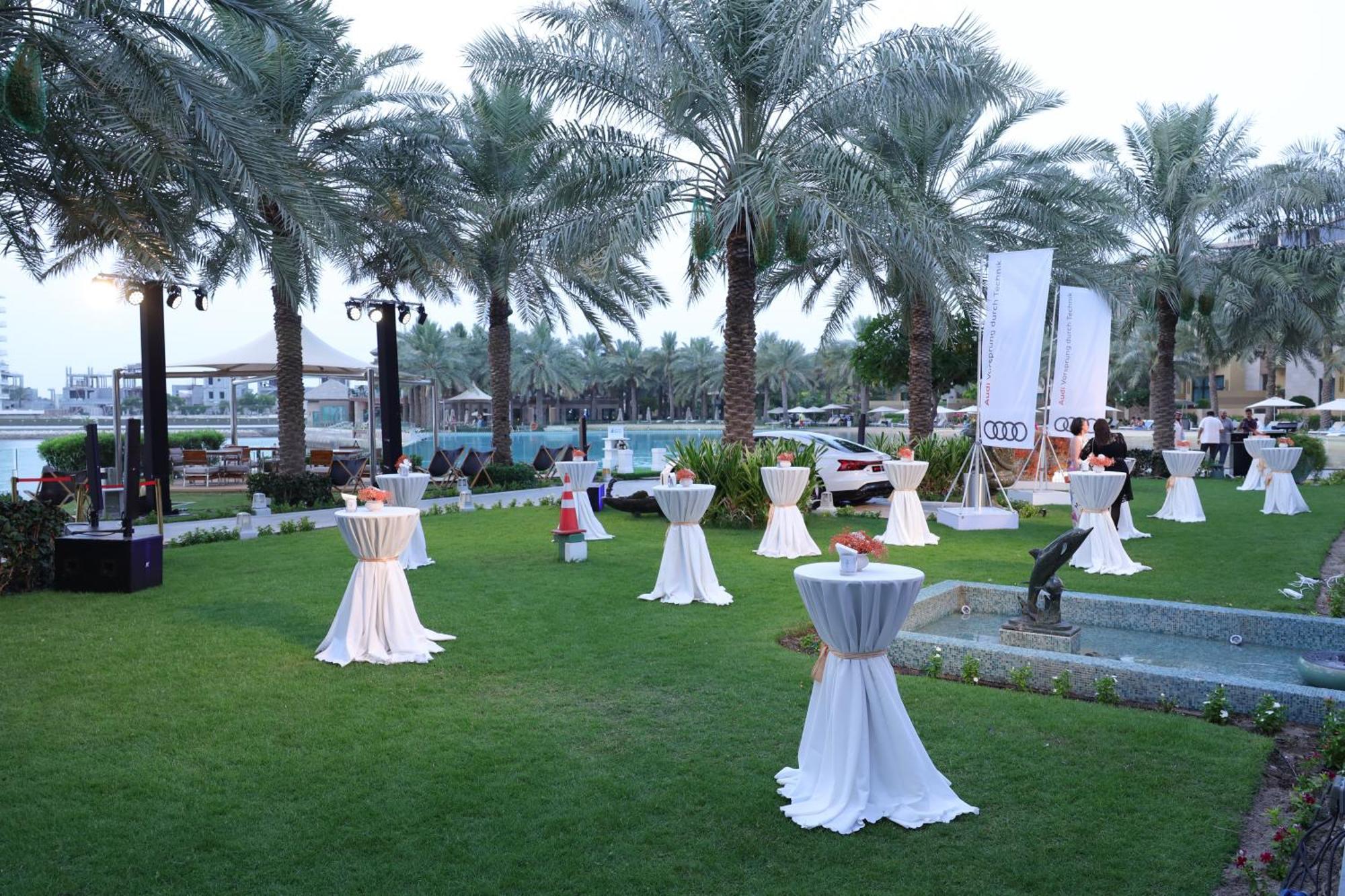 Palavra Resort Manáma Kültér fotó The lawns at the Jumeirah Creek Hotel