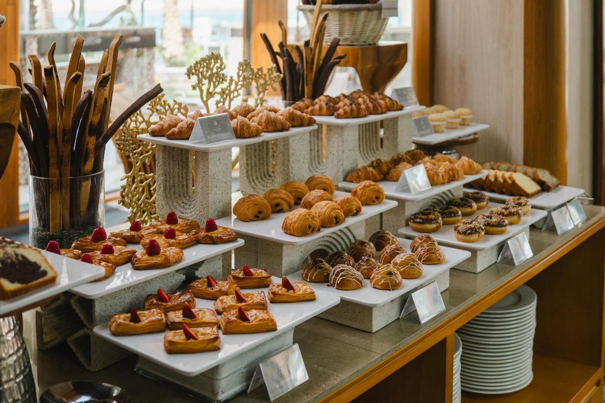 Palavra Resort Manáma Kültér fotó A selection of pastries