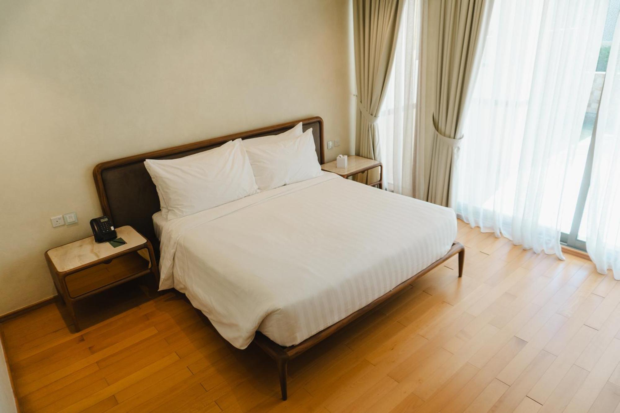 Palavra Resort Manáma Kültér fotó A bedroom in a hotel