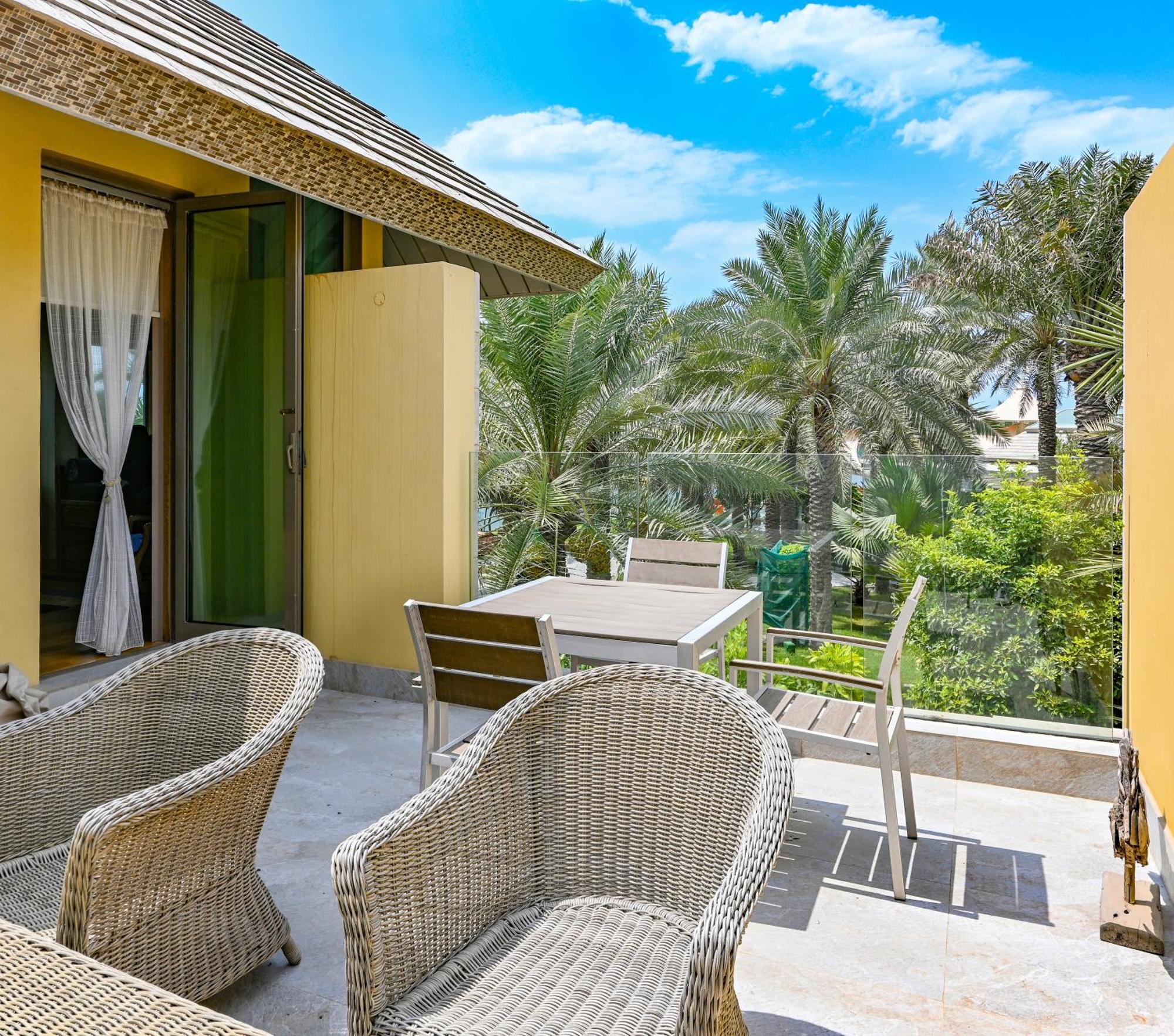 Palavra Resort Manáma Kültér fotó A balcony at Jumeirah Creekside