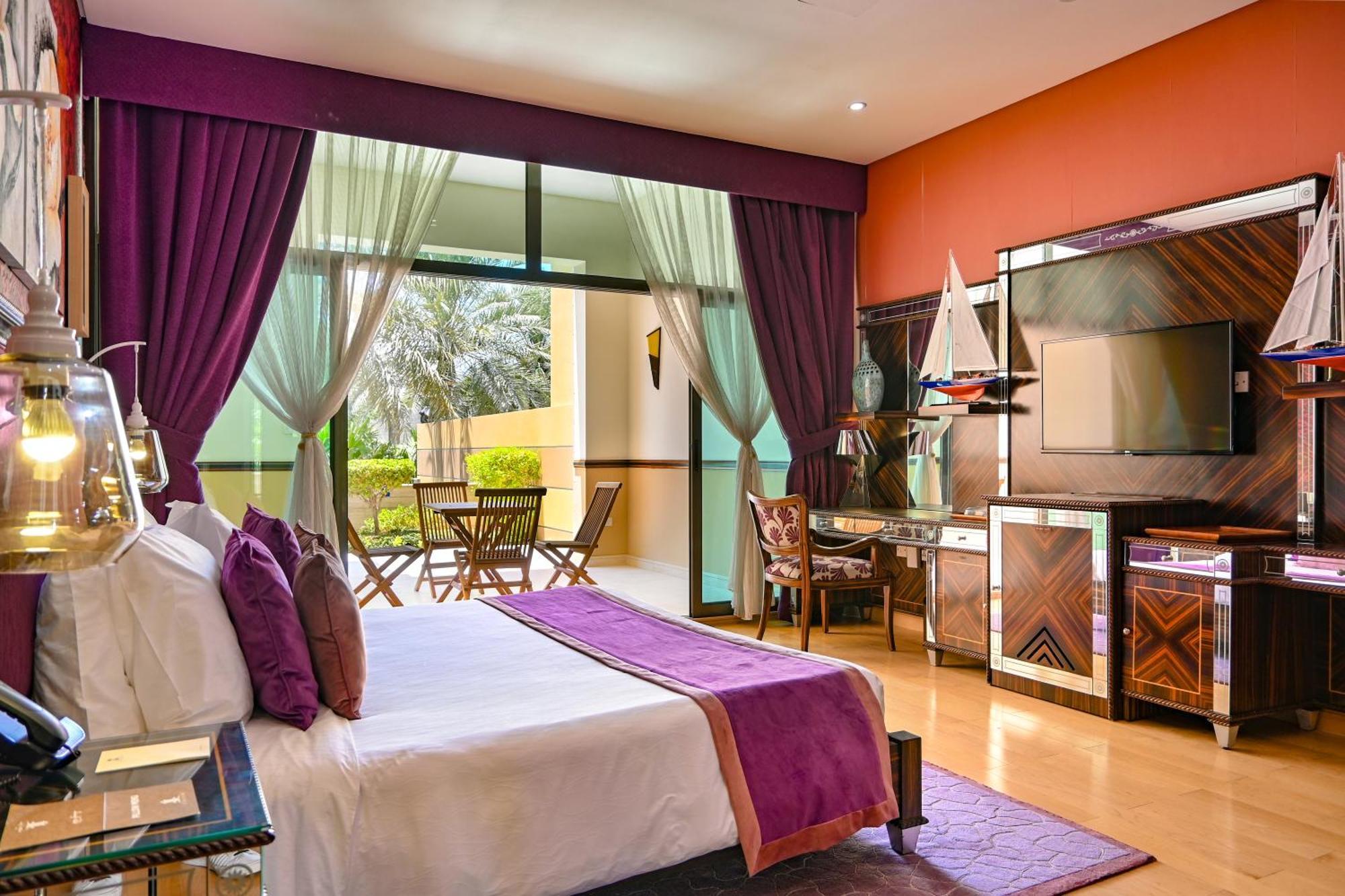 Palavra Resort Manáma Kültér fotó A bedroom at the hotel