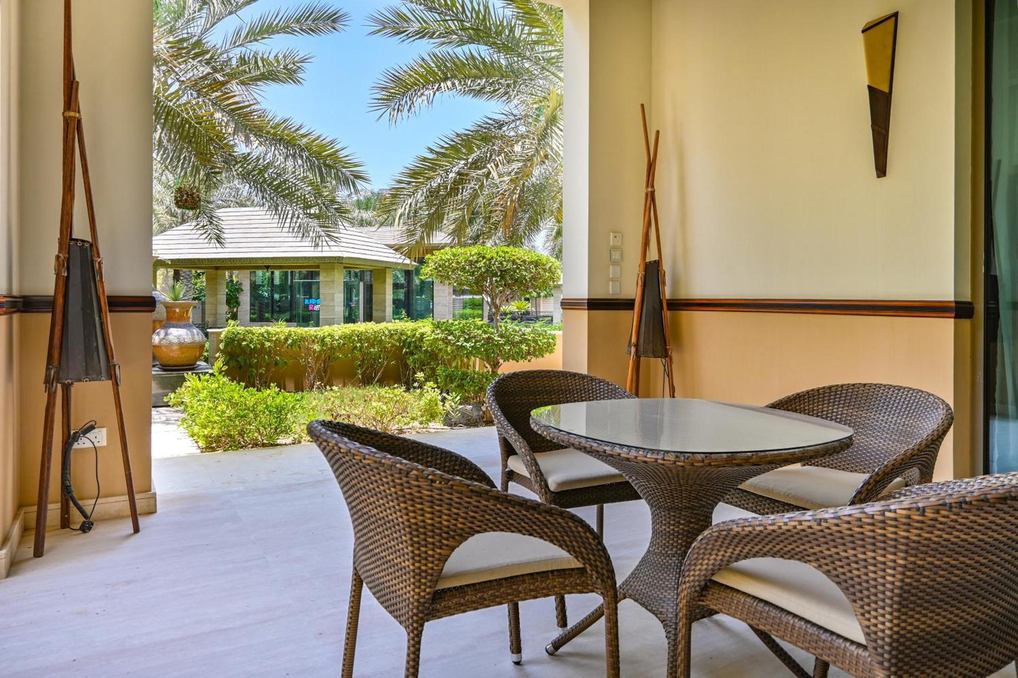 Palavra Resort Manáma Kültér fotó The Palm Beach Club