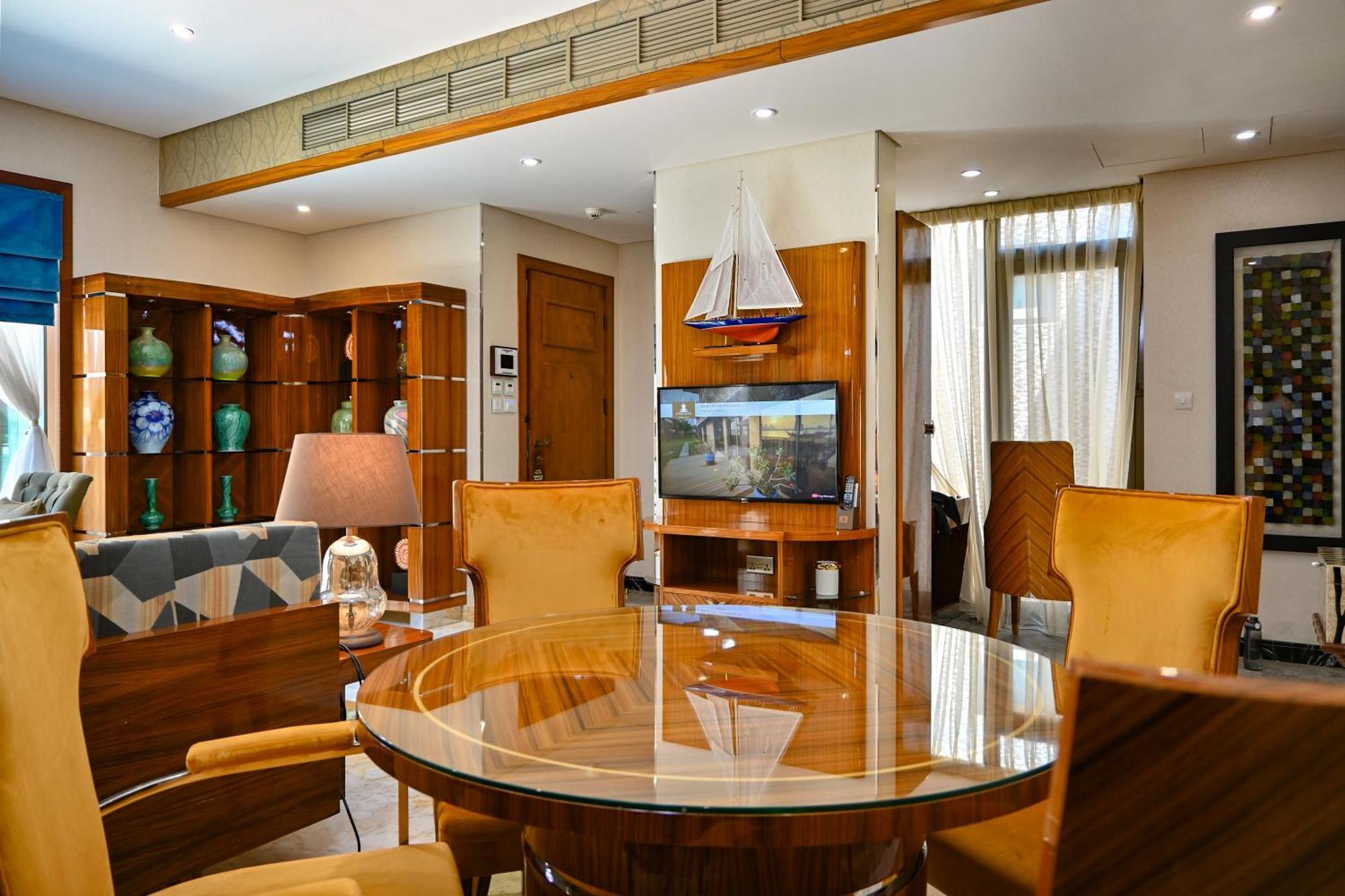 Palavra Resort Manáma Kültér fotó A dining room in a house in India