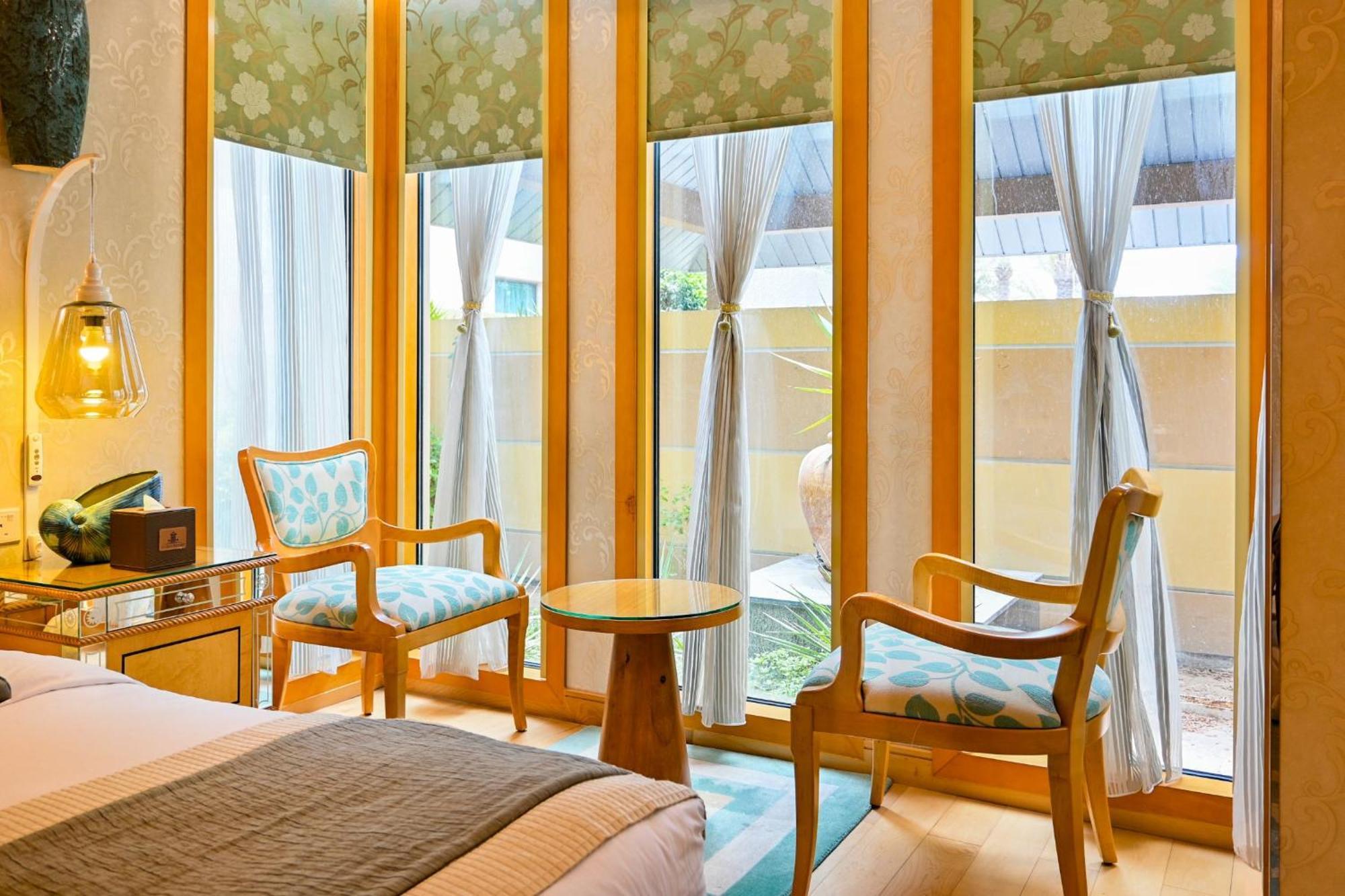 Palavra Resort Manáma Kültér fotó A room at the hotel